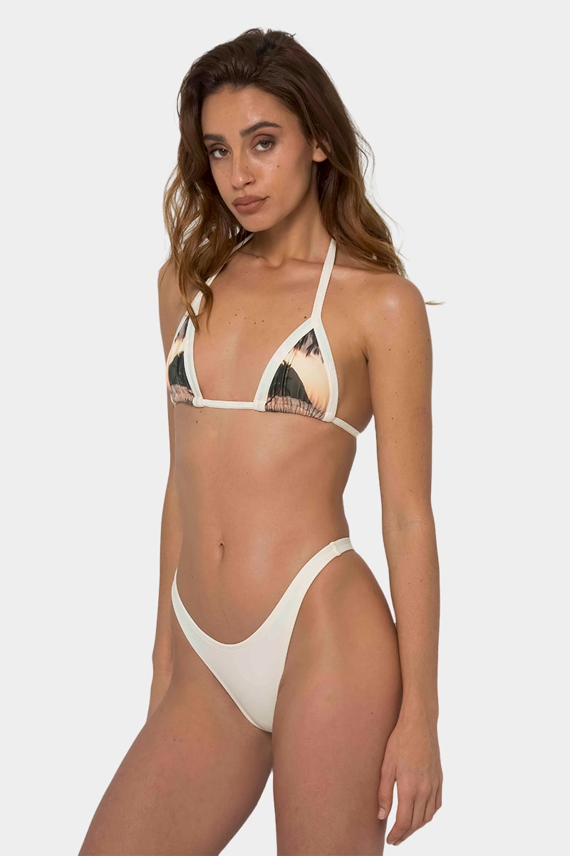 Hochgeschnittener Bikini